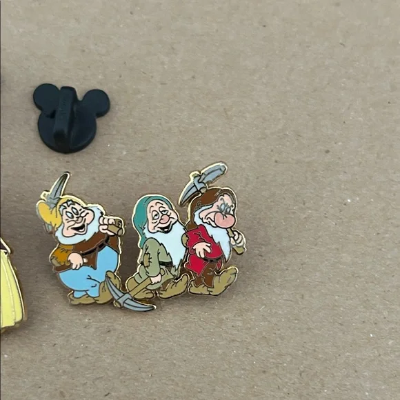 Disney Snow White and Dwarfs Enamel Pin Set - Picture 5 of 9
